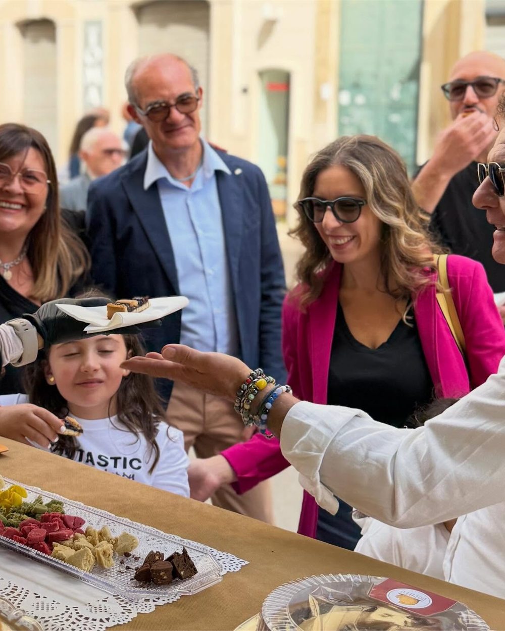 Persone che assaggiano i dolci Popato